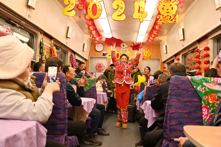 哈爾浜鉄道初の東北民俗文化列車を運(yùn)行　黒竜江