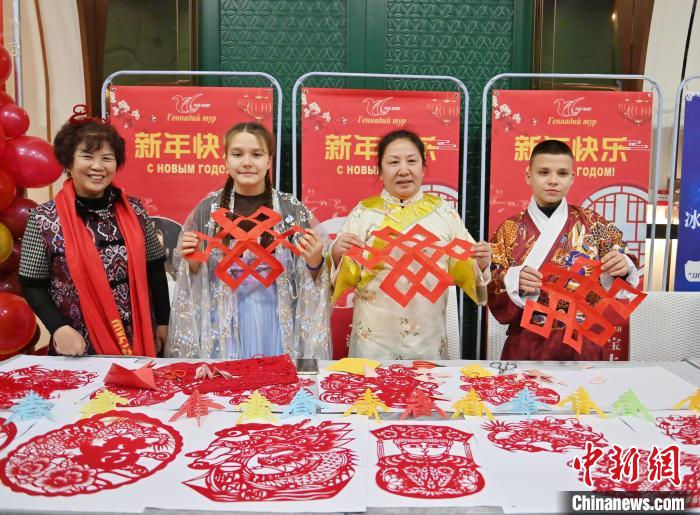 中國伝統(tǒng)の切り絵を體験するロシア人観光客（撮影?張瑤）。
