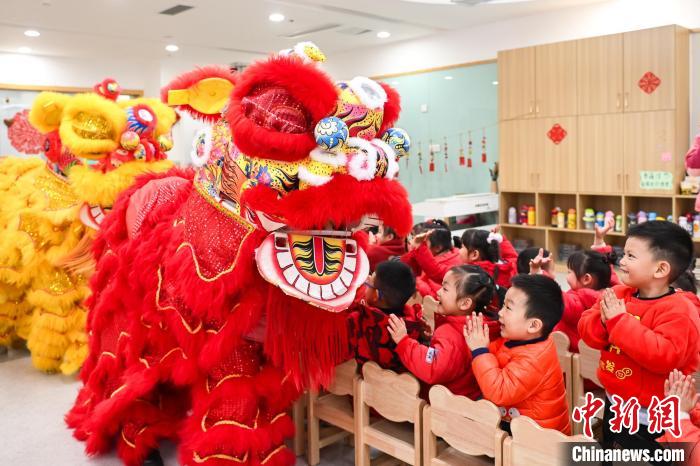 獅子舞に切り絵、子供たちが伝統文化を実體験　重慶